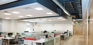 Jakie panele wygłuszające warto wybrać do biura i nie tylko